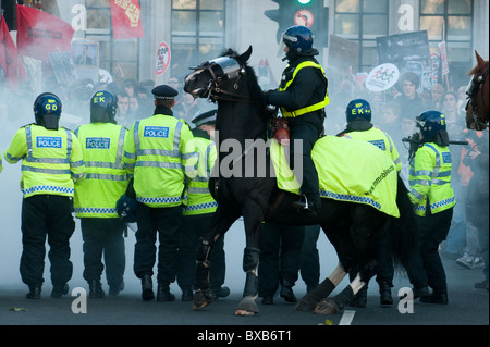 Metropolitanpolizei Pferde im Einsatz während der studentischen Unruhen in London im Jahr 2010. Stockfoto