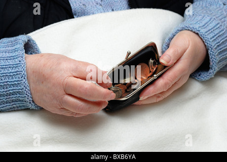 Rentner halten öffnet Beutel mit Münzen Änderung innen England uk Stockfoto