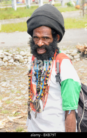 Dani Mann trug T-shirt und traditionelle Halsketten Inverkehrbringen von Wamena, Baliem-Tal, West-Papua, ehemalige Irian Jaya Stockfoto