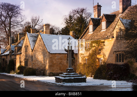 Das Kreuz außerhalb Kreuz Hütte in Cotswold Dorf von Stanton, Gloucestershire, England Stockfoto