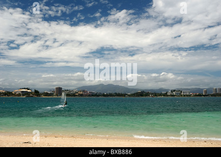 Windsurfen am Ilot Canard (Canards), unweit von Noumea Anse Vata, Neu-Kaledonien Stockfoto