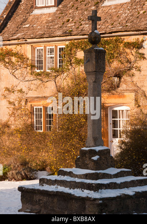 Das Kreuz außerhalb Kreuz Hütte in Cotswold Dorf von Stanton, Gloucestershire, England Stockfoto