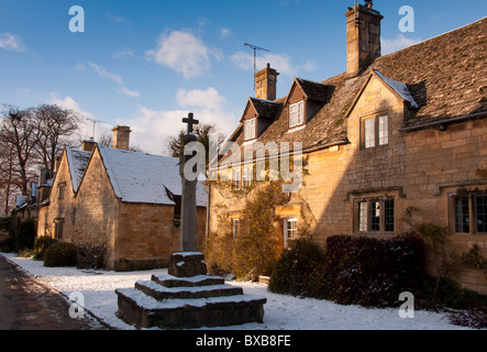 Das Kreuz außerhalb Kreuz Hütte in Cotswold Dorf von Stanton, Gloucestershire, England. Stockfoto