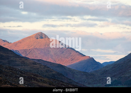 Blick Richtung Mullaghanattin über das schwarze Tal in den Macgillycuddy Reeks, County Kerry, Munster, Irland. Stockfoto