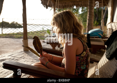 Mädchen im Manda Bay Resort Stockfoto