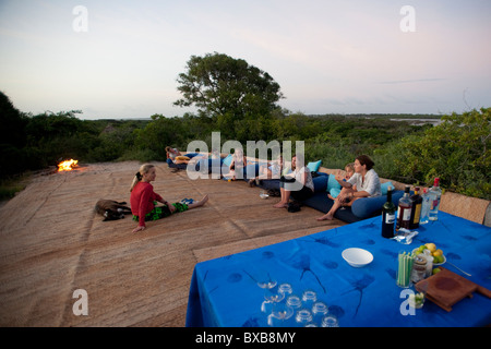 Touristen auf den Liegestühlen im Manda Bay Resort in Kenia Afrika Stockfoto