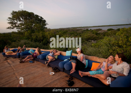 Touristen auf den Liegestühlen im Manda Bay Resort in Kenia Afrika Stockfoto