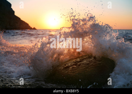 Bei Sonnenaufgang "Wellenlinien" Absturz auf dem Stein Stockfoto