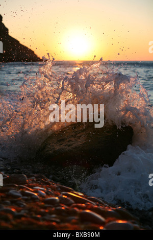 Bei Sonnenaufgang "Wellenlinien" Absturz auf dem Stein Stockfoto