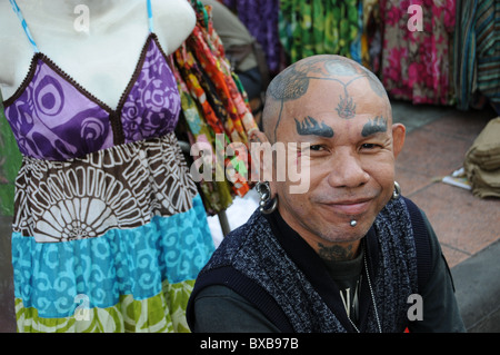 Straße Verkäufer in Bangkok mit Tattoos Stockfoto