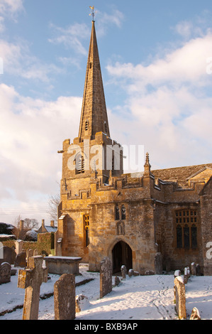 Winter Schnee in St. Michaels-Kirche in Cotswold Dorf von Stanton, Gloucestershire. UK Stockfoto