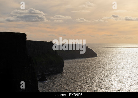 Blick Richtung Hag es Head auf den Klippen von Moher, County Clare, Munster, Irland. Stockfoto