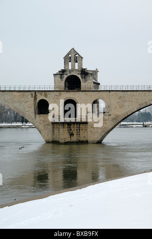 Pont Saint-Bénézet, Pont d'Avignon oder Avignon-Brücke und St.-Nikolaus-Kapelle über der Rhone unter Schnee, Avignon, Vaucluse, Provence, Frankreich Stockfoto