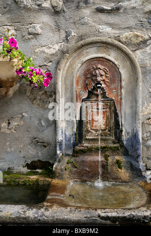 Nahaufnahme der Brunnen in der kleinen Ortschaft Puilaurens, Frankreich. Puilaurens, Aude, Languedoc-Roussillon, Frankreich. Stockfoto