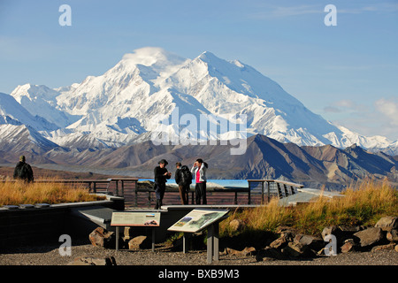 Mt McKinley, höchsten Berg Nordamerikas, aufgenommen vom Dach des Eielson Visitor Center, Denali-Nationalpark, Alaska Stockfoto