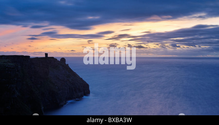 Blick Richtung Hag es Head auf den Klippen von Moher, County Clare, Munster, Irland. Bei Sonnenuntergang. Stockfoto