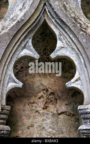 Reich verzierte Lancet Fensterrahmen in Kilfenora Kathedrale, Burren, County Clare, Munster, Irland. Stockfoto