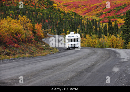 Wohnmobil fahren durch den Denali Nationalpark, Alaska Stockfoto