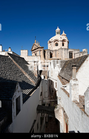 Schmale Gasse in Locorotondo, Apulien, Italien Stockfoto