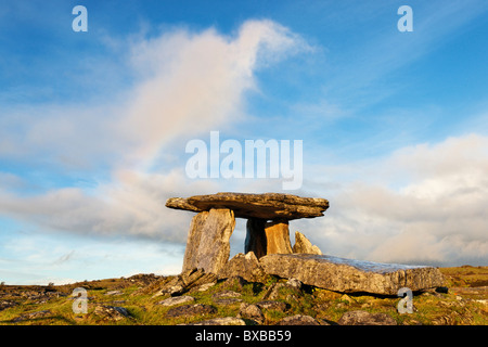 Poulnabrone Dolmen (Umfrage Na mBron), die Burren, County Clare, Munster, Irland. Stockfoto