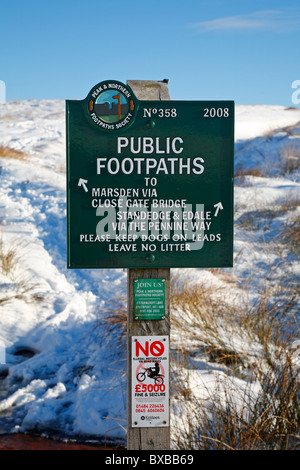 Peak & Northern Fußweg Gesellschaft unterzeichnen im Tiefschnee auf der Pennine Way in der Nähe von Buckstones an der Grenze von Yorkshire, Lancashire, England, UK. Stockfoto