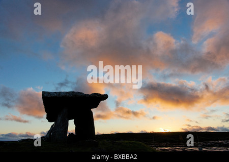 Poulnabrone Dolmen (Umfrage Na mBron) bei Sonnenuntergang, Burren, County Clare, Munster, Irland. Stockfoto