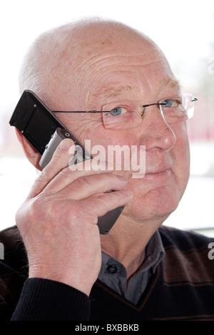 Alter Mann telefonieren mit einem Handy für Senioren, Emporia Life Plus, großen Tasten und großen Buchstaben
