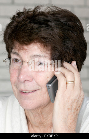 Alte Frau telefonieren mit einem Handy für Senioren, Emporia Life Plus, großen Tasten und großen Buchstaben