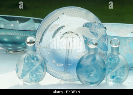 Stillleben von blass blau geätztem Glas Flakons und Platte Stockfoto