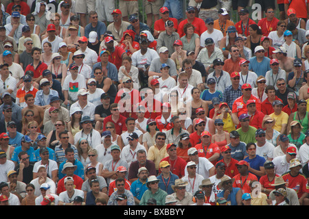 Motorsport-Fans in eine gepackte Tribüne sehen die F1 Grand Prix von Kanada auf dem Circuit Gilles Villeneuve, Montreal, Kanada Stockfoto