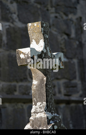 Steinkreuz Grabstein an Corcomroe Abbey, The Burren, County Clare, Munster, Irland. Stockfoto