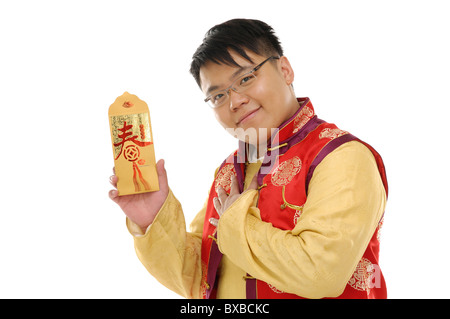 Mann hält einen Umschlag und lächelnd Stockfoto