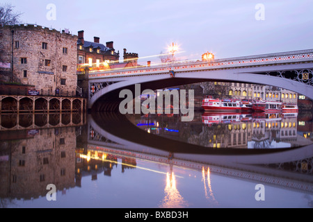 Lendal Bridge und den Tower bei Dämmerung York Yorkshire England Stockfoto