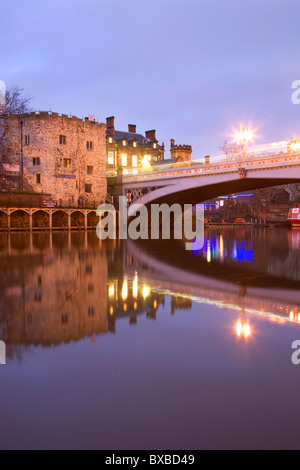 Lendal Bridge und den Tower bei Dämmerung York Yorkshire England Stockfoto