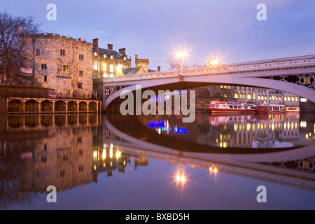 Lendal Bridge und den Tower bei Dämmerung York Yorkshire England Stockfoto