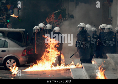 Demonstranten Zusammenstoß mit der Polizei, werfen Molotowcocktails und Stein gegen sie. Generalstreik in Griechenland als Gewerkschaften Protest neue Arbeit Reformen unter anhaltenden Sparmaßnahmen. Stockfoto