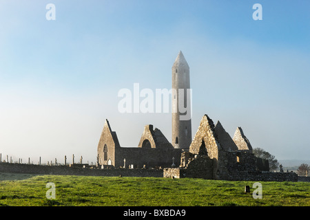 Kilmacduagh Kloster und Rundturm, Burren, County Galway, Connaught, Irland. Stockfoto