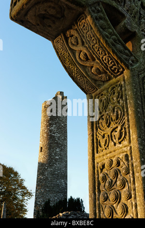 Die Muiredach Kreuz und der Rundturm an Monasterboice, County Louth, Leinster, Irland. Stockfoto