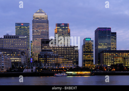 Canary Wharf Wolkenkratzer und Pier an der Dämmerung, London, England, UK Stockfoto
