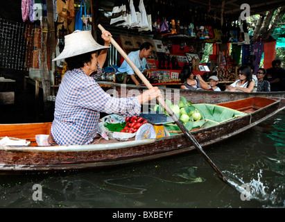 Frau paddeln in einem Holzboot, Floating Market, Bangkok, Thailand, Asien Stockfoto