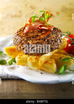 Rindfleisch-Burger mit Pommes frites gespickt Stockfoto