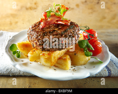 Rindfleisch-Burger mit Pommes frites gespickt Stockfoto