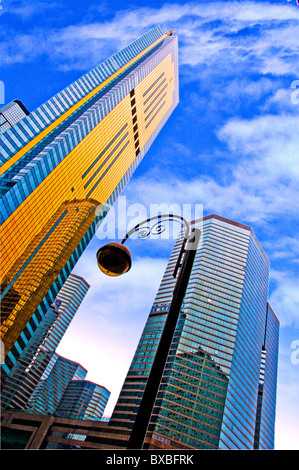 Niedrigen Winkel Blick auf Hochhaus Wolkenkratzer im Geschäftsviertel der Innenstadt von Hongkong Stockfoto