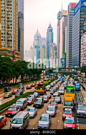 Verkehr auf der belebten Straße in der Innenstadt von Hongkong Stockfoto