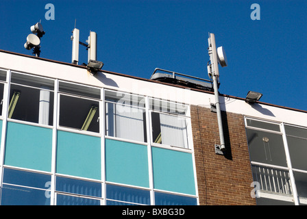 1960 Bürogebäude mit Mobilfunkmasten auf seine Decke London UK Stockfoto