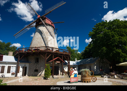 Veski Trahter (Windmühle Taverne) in Kuressaare - beliebter Ort mit estnischen traditionelle Speisen Stockfoto