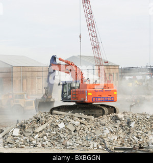 Bagger abgerissene Seite löschen um Platz für eine Papier-recycling-Anlage in Kings Lynn Norfolk UK Stockfoto