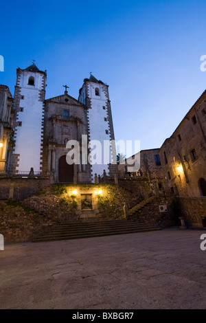 Plaza de San Jorge und Iglesia de San Francisco Javier, Caceres, Spanien Stockfoto