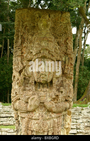 Stela H bei den Maya-Ruinen von Copán, Honduras. Copan ist ein UNESCO-Weltkulturerbe. Stockfoto