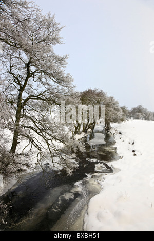 Land-Schnee-Szene und vielfältigen Fluss im Peak District National Park im Winter. Longnor, Staffordshire, England, Vereinigtes Königreich, Großbritannien Stockfoto